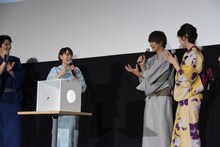 自分がセミの模型を触っていたことを知り驚く佐野勇斗（右から2番目）。