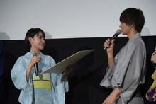 色紙をプレゼントされた葵わかな（左）。