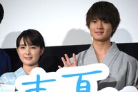 左から葵わかな、佐野勇斗。