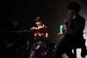 「ハリー・ポッターと賢者の石」の朗読を行う芦田愛菜。