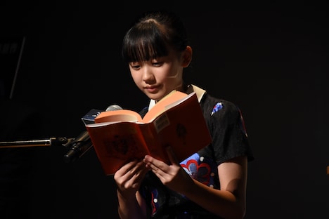 「ハリー・ポッターと賢者の石」の朗読を行う芦田愛菜。
