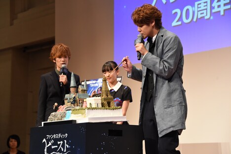 ホグワーツの庭を杖で指す宮野真守(右)。