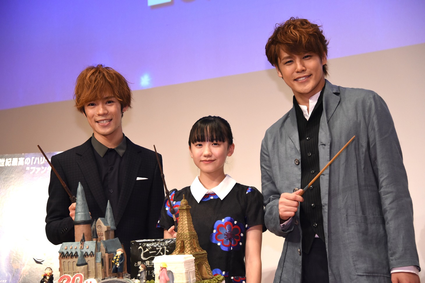 左から小野賢章、芦田愛菜、宮野真守。