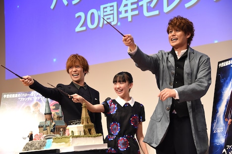 左から小野賢章、芦田愛菜、宮野真守。