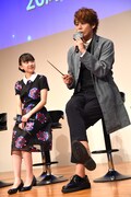 左から芦田愛菜、宮野真守。