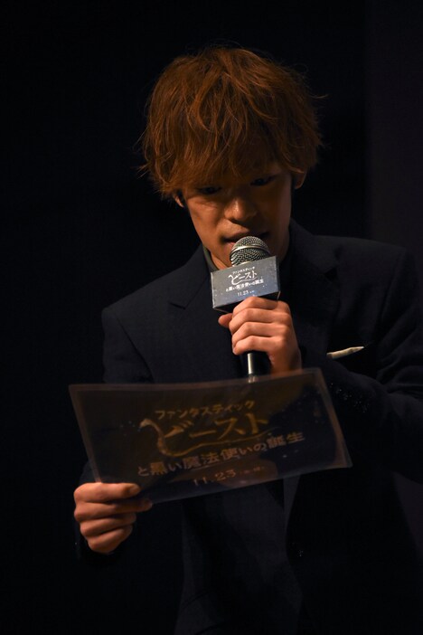 公開アテレコを行う小野賢章。