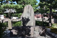 栄西禅師の功績をたたえて建立された茶碑。