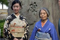 左から黒木華、樹木希林。