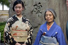 左から黒木華、樹木希林。