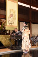 献茶する黒木華。