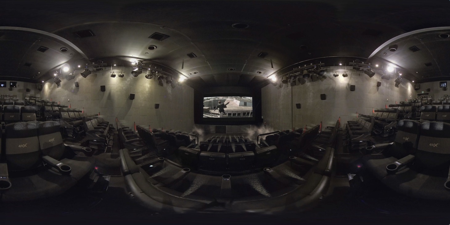 「ミッション：インポッシブル／フォールアウト」無人4DX360°動画をVRモードで観たときのイメージ。