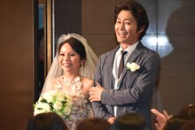 左からナッツ・シトイ、安田顕。