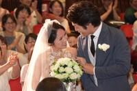 左からナッツ・シトイ、安田顕。