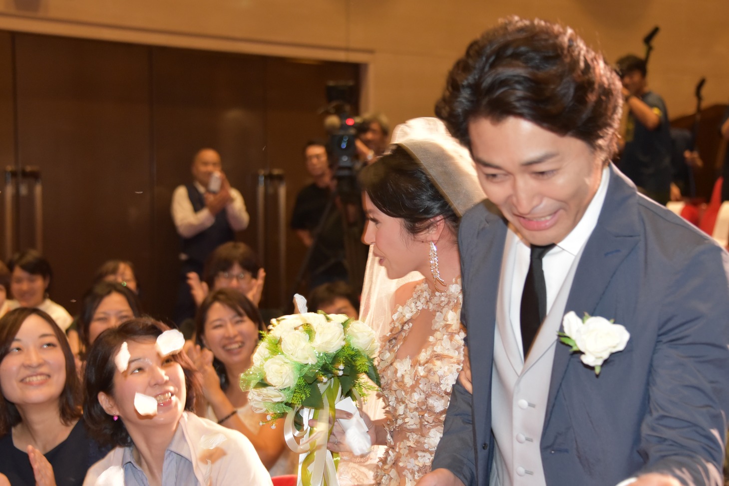 左からナッツ・シトイ、安田顕。