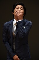 おどける安田顕。