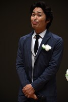 おどける安田顕。