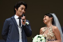 左から見つめ合う安田顕、ナッツ・シトイ。