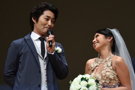 見つめ合う安田顕とナッツ・シトイ。