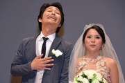 左から安田顕、ナッツ・シトイ。