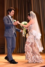 ナッツ・シトイ（右）の手を取る安田顕（左）。