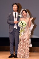 左から安田顕、ナッツ・シトイ。