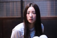 「拝み屋怪談」より、高田里穂演じる高鳥千草。