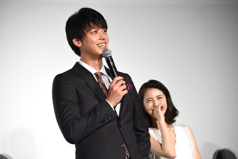 「先生ー！」と呼ばれながら「いいよ、いいよ」と観客を焦らす竹内涼真。