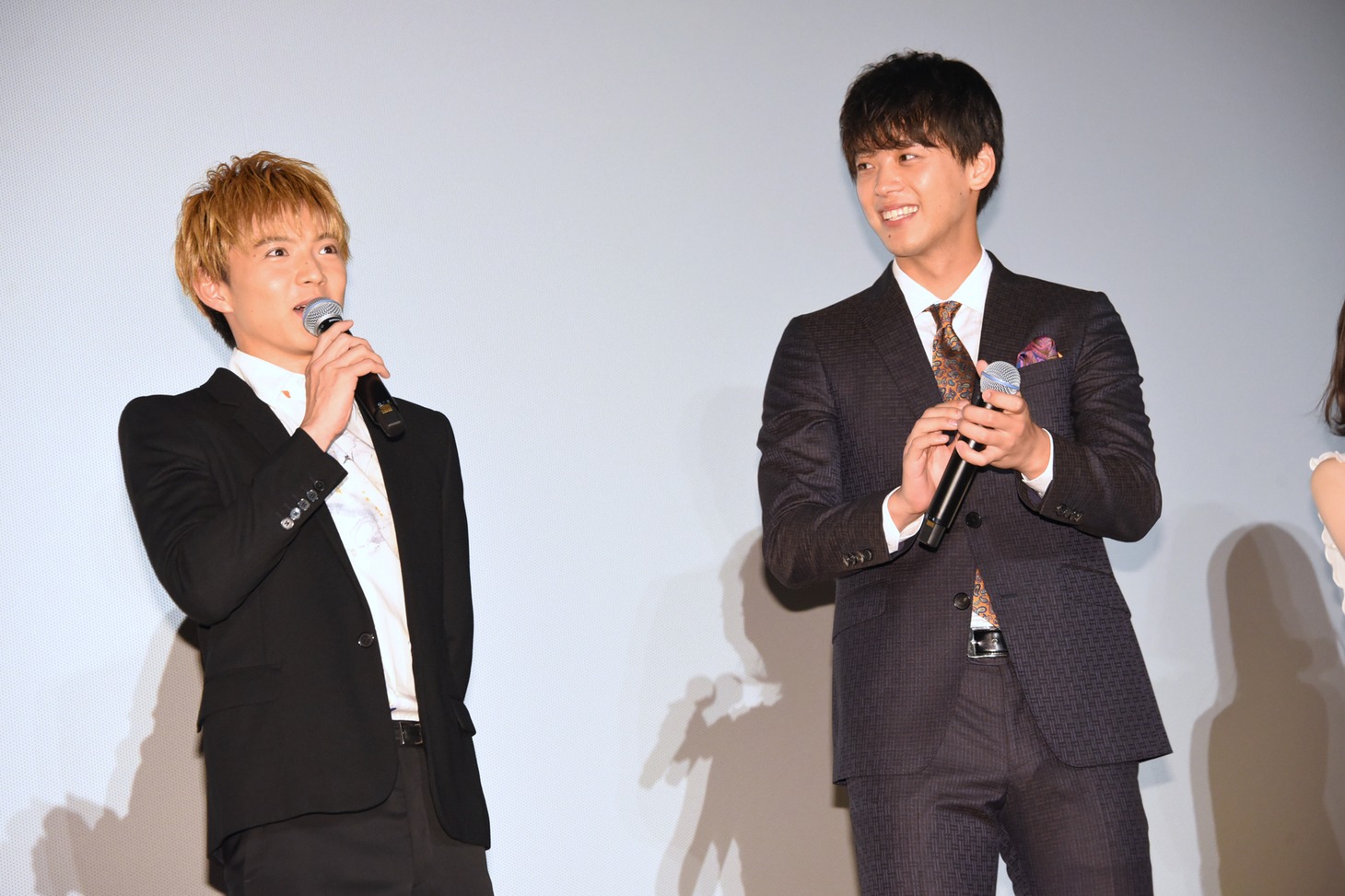 左から佐藤大樹、竹内涼真。