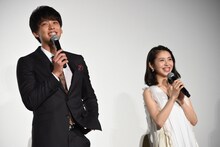 左から竹内涼真、浜辺美波。