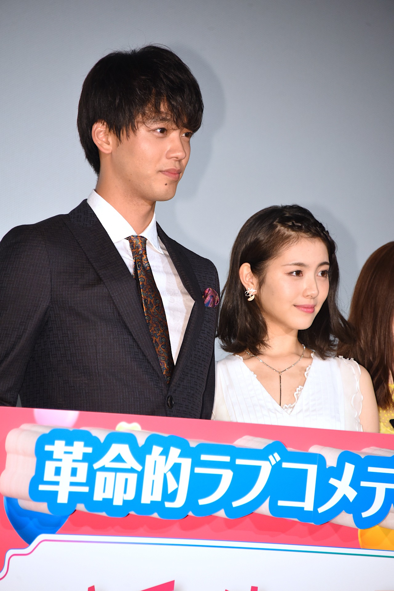 左から竹内涼真、浜辺美波。
