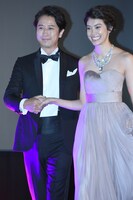 森星（右）をエスコートする谷原章介（左）。