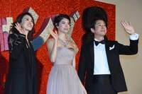 左から蘭寿とむ、森星、谷原章介。