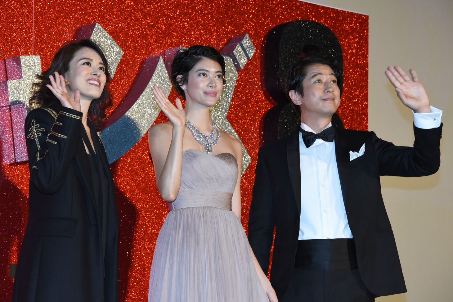 左から蘭寿とむ、森星、谷原章介。