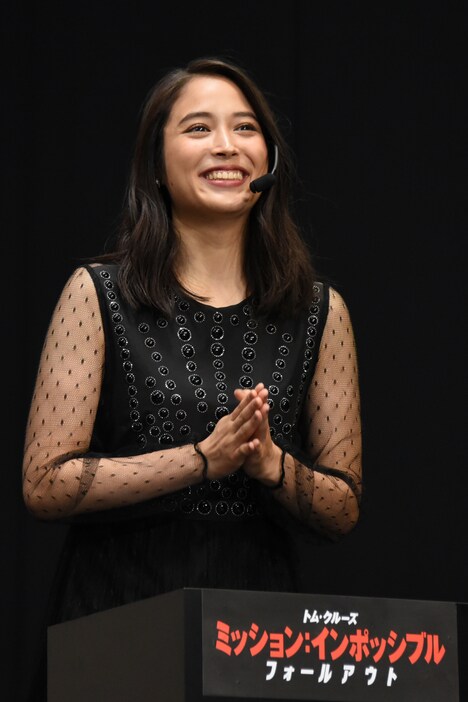 クイズに挑戦する広瀬アリス。