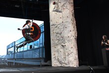 約10メートルの大ジャンプに挑戦するDAIGOと、見守る広瀬アリス（右）。