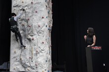 クライミングスタントに挑戦するDAIGO。