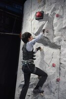 軽々と壁を登るDAIGO。