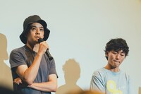 左から池松壮亮、松居大悟。