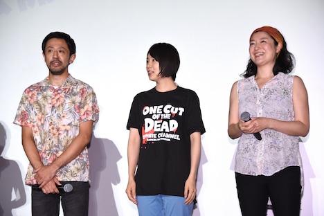 左から濱津隆之、真魚、しゅはまはるみ。