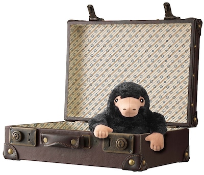 「ファンタスティック・ビーストと魔法使いの旅 プレミアムBOX」に付属するニフラーの等身大プラッシュドールとニュートのトランク。