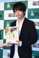 「童詩」を持つ中村倫也。