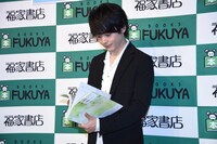 お気に入りのカットを探す中村倫也。