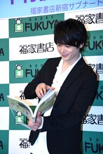 お気に入りのカットを見つけた中村倫也。