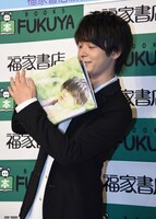 お気に入りのカットを報道陣に見せる中村倫也。