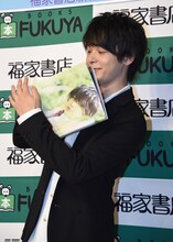 お気に入りのカットを報道陣に見せる中村倫也。