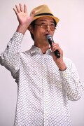 「チャオ」と挨拶する前川泰之。