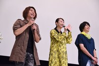 「次はレギュラー出演したいな」と関係者席にアピールする松井玲奈（中央）。