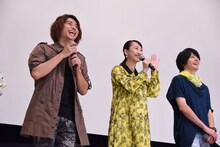 「次はレギュラー出演したいな」と関係者席にアピールする松井玲奈（中央）。