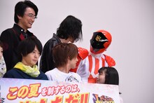 パトレン1号（後列右）と交流する水上剣星（後列中央）。