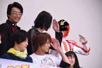 パトレン1号（後列右）と交流する水上剣星（後列中央）。